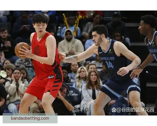 杨瀚森赛后与裁判工作人员握手并收回混音队比赛用球展现社交魅力